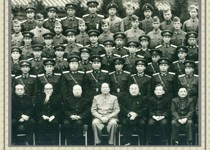 1957年4月21日毛主席接见全军通讯兵代表，三排左五是张履谦校友