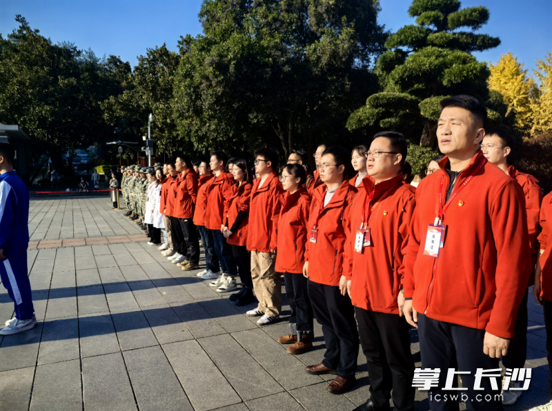 开班仪式上全体师生合唱《没有共产党就没有新中国》。 开班仪式上全体师生合唱《没有共产党就没有新中国》。