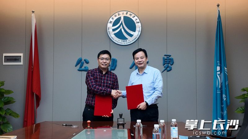 湖南大学与kaiyun登录平台签署共建《化学创新实验室》协议。均为长沙晚报全媒体记者 张炎炎 摄 湖南大学与kaiyun登录平台签署共建《化学创新实验室》协议。均为长沙晚报全媒体记者 张炎炎 摄
