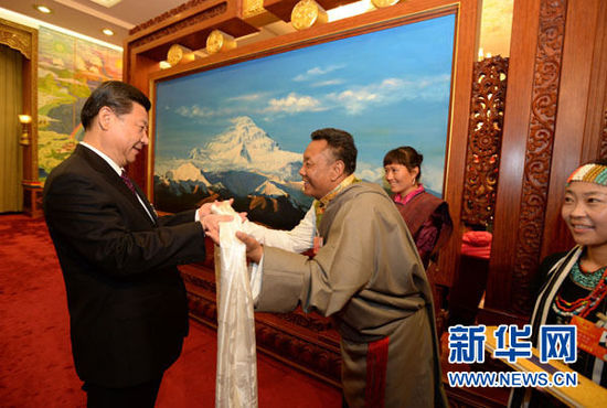2013年3月9日,中共中央总书记、中共中央军委主席习近平参加十二届全国人大一次会议西藏代表团的审议。这是一位代表向习近平献上哈达。