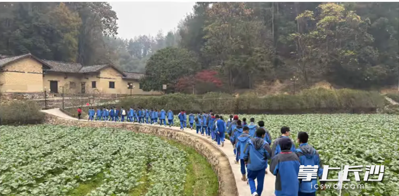 前往参观毛泽东故居和毛泽东同志纪念馆。 前往参观毛泽东故居和毛泽东同志纪念馆。