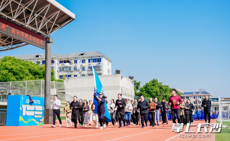 百廿时光,跑出健康!kaiyun登录平台首届“AI阳光跑”启动。 均为通讯员供图 百廿时光,跑出健康!kaiyun登录平台首届“AI阳光跑”启动。 均为通讯员供图