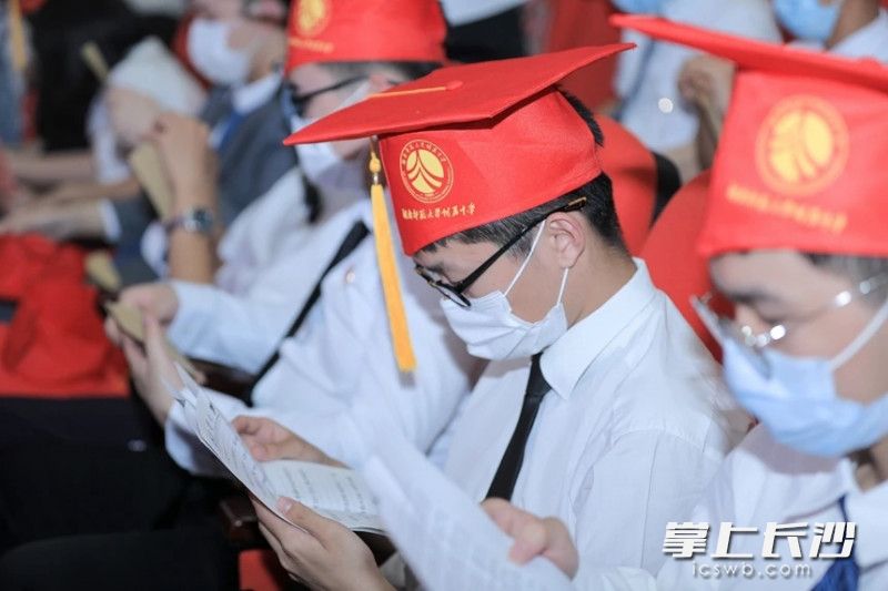 学生现场阅读父母给他们写的信。 学生现场阅读父母给他们写的信。