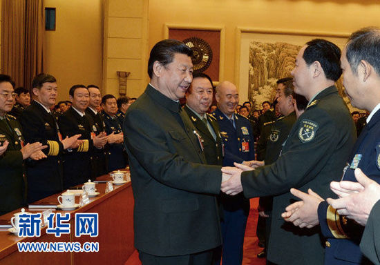 2015年3月12日,中共中央总书记、国家主席、中央军委主席习近平出席十二届全国人大三次会议解放军代表团全体会议并发表重要讲话。这是习近平同军队人大代表亲切握手。新华社记者