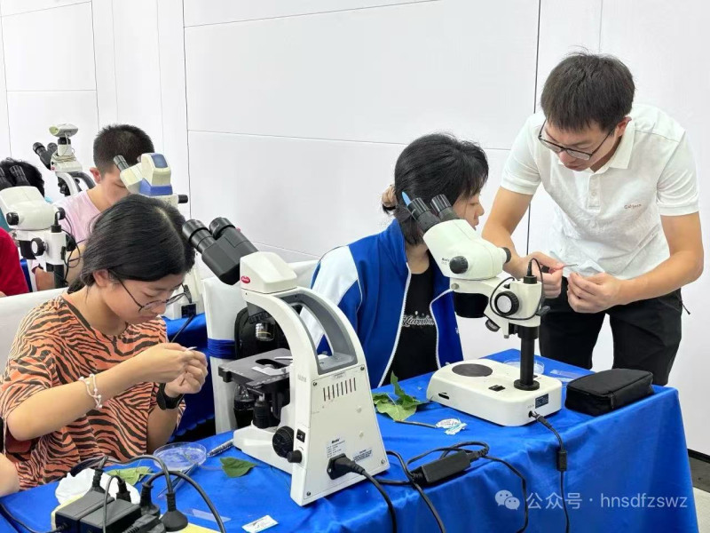 “用心守护每一个梦想,真心与孩子一起前行”。 “用心守护每一个梦想,真心与孩子一起前行”。