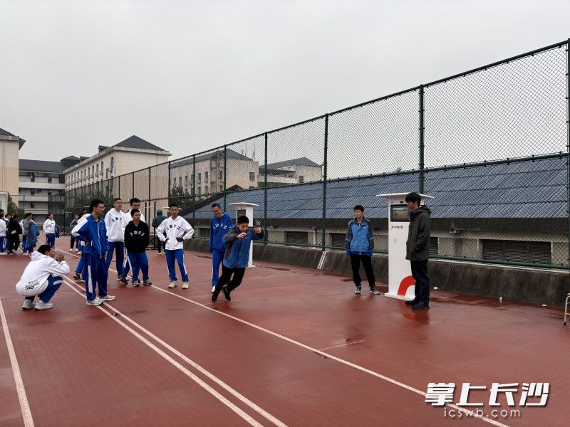 学生们正在立定跳远AI测试仪器前跳远。 学生们正在立定跳远AI测试仪器前跳远。