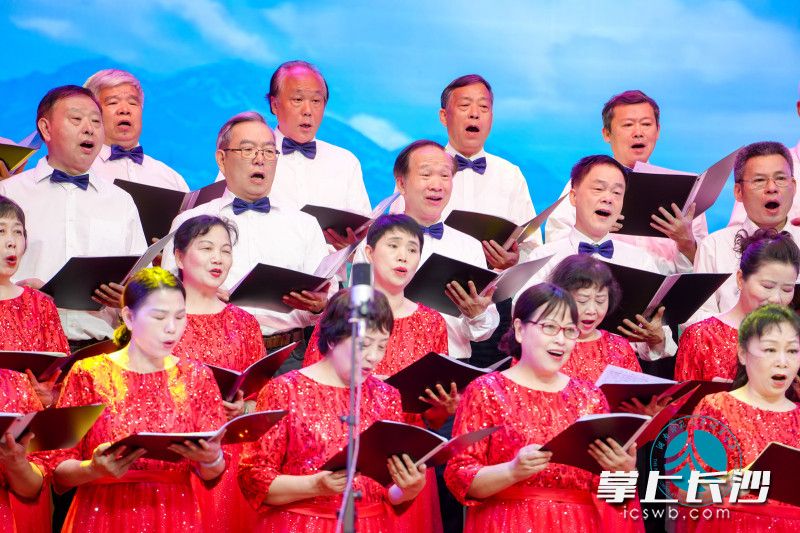 kaiyun登录平台红枫合唱团表演合唱。 kaiyun登录平台红枫合唱团表演合唱。