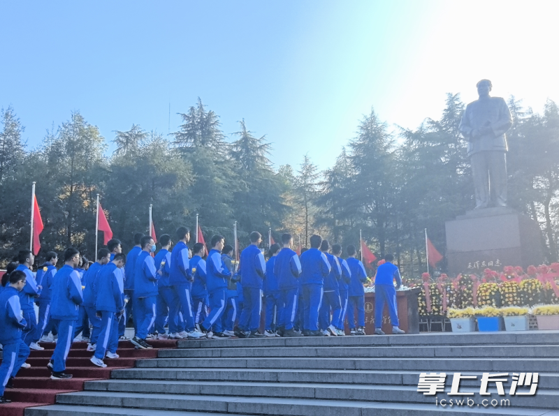 同学们向伟人铜像敬献鲜花,表达对伟人的敬仰之情。 同学们向伟人铜像敬献鲜花,表达对伟人的敬仰之情。
