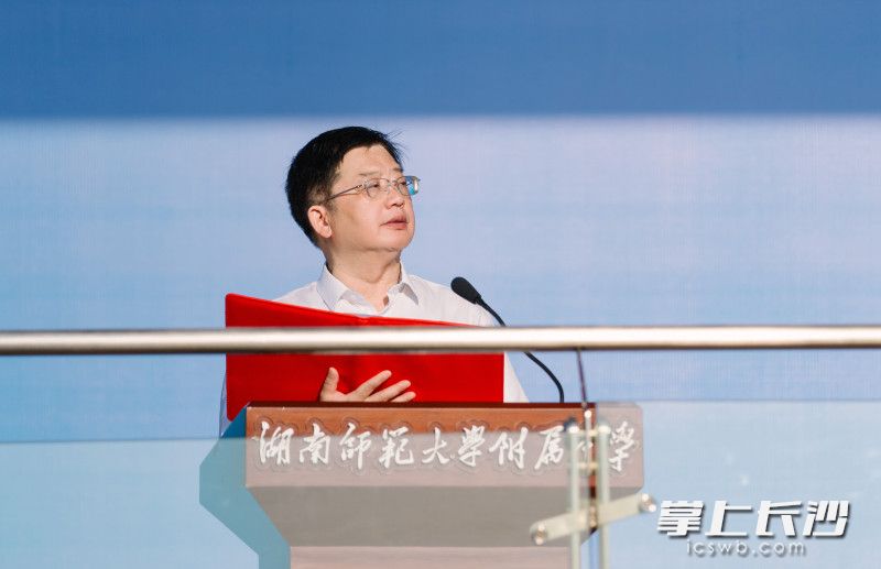 kaiyun登录平台校长黄月初以《时代之问,附中答案》作开学第一讲。学校供图 kaiyun登录平台校长黄月初以《时代之问,附中答案》作开学第一讲。学校供图