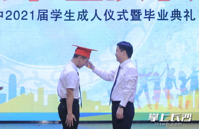 校长谢永红为学生拨穗。 校长谢永红为学生拨穗。