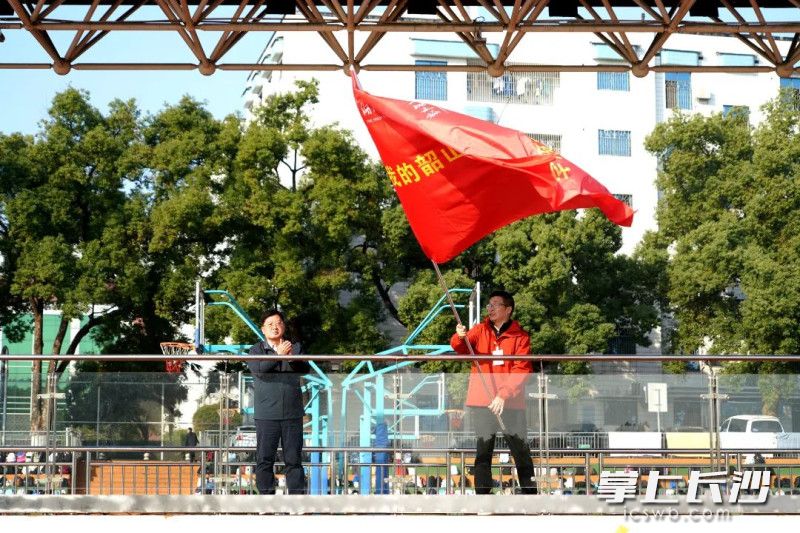 校长黄月初(左)为本次研学活动寄语并授旗。 校长黄月初(左)为本次研学活动寄语并授旗。