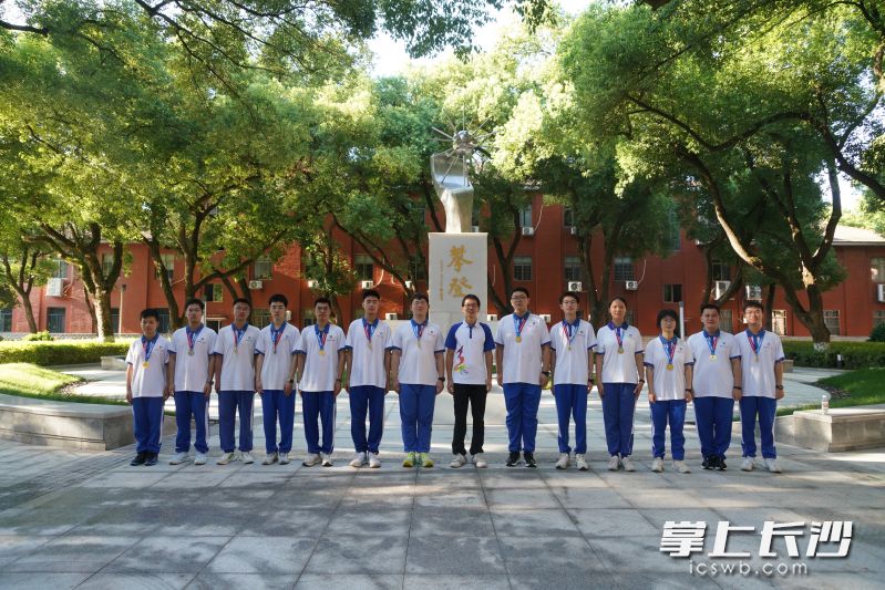 在校园攀登碑前,黄俊和队员们在一起。照片由本人提供 在校园攀登碑前,黄俊和队员们在一起。照片由本人提供