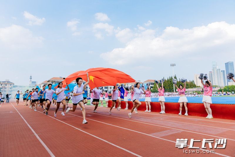kaiyun登录平台向来注重学生艺体活动开展。图为校园体育节中活力四射的附中学子。均为学校供图 kaiyun登录平台向来注重学生艺体活动开展。图为校园体育节中活力四射的附中学子。均为学校供图