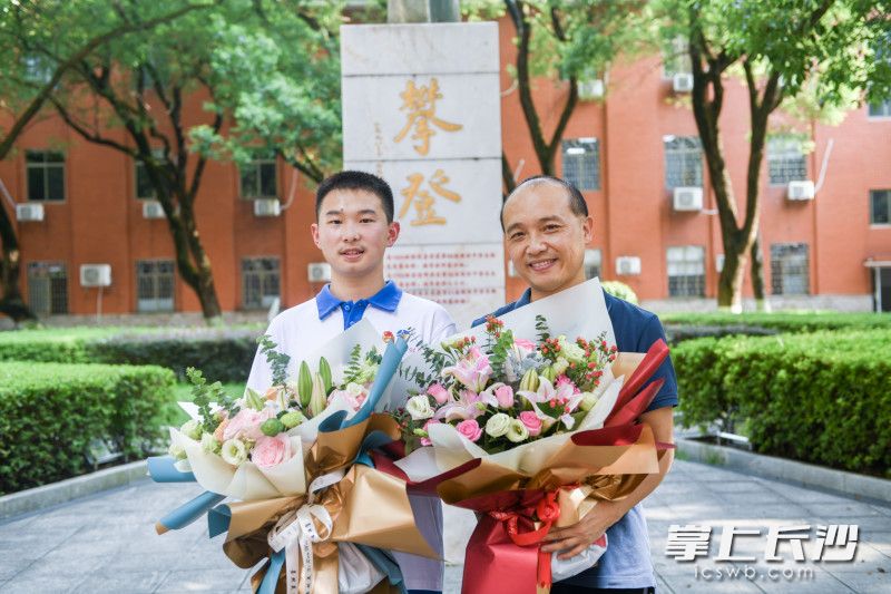 杨宜与教练向超合影。 杨宜与教练向超合影。