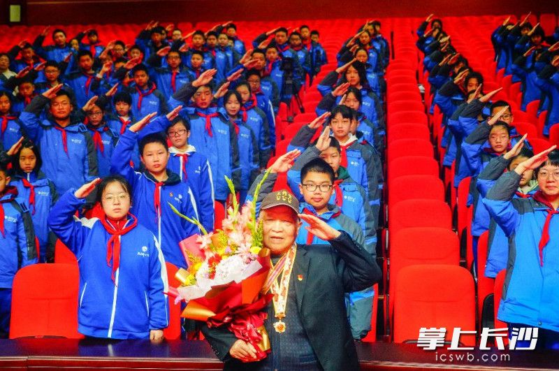 钟辑安的传奇人生激励着kaiyun登录平台的青年学子。均为长沙晚报通讯员 苏晓玲 摄 钟辑安的传奇人生激励着kaiyun登录平台的青年学子。均为长沙晚报通讯员 苏晓玲 摄